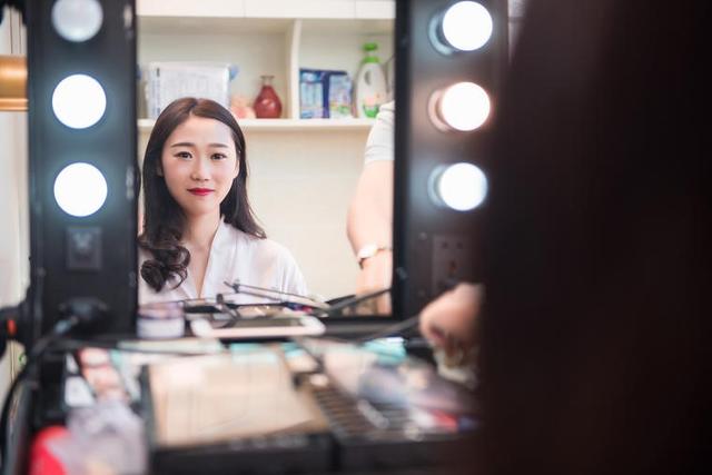 婚礼跟妆师给新娘化妆