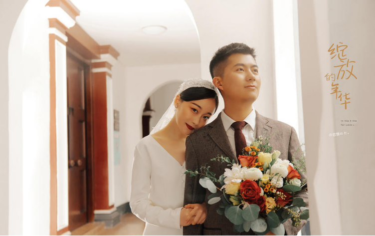 拍婚纱照姿势技巧 拯救尴尬癌！