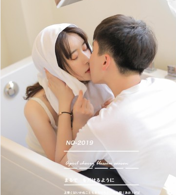 情侣在浴缸里亲亲