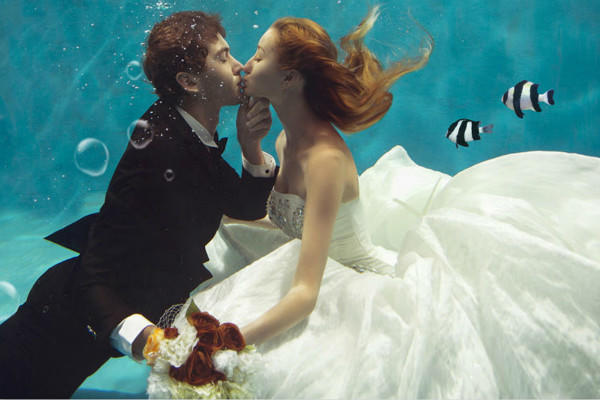水下婚纱照接吻