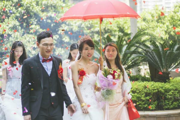 结婚撑红伞