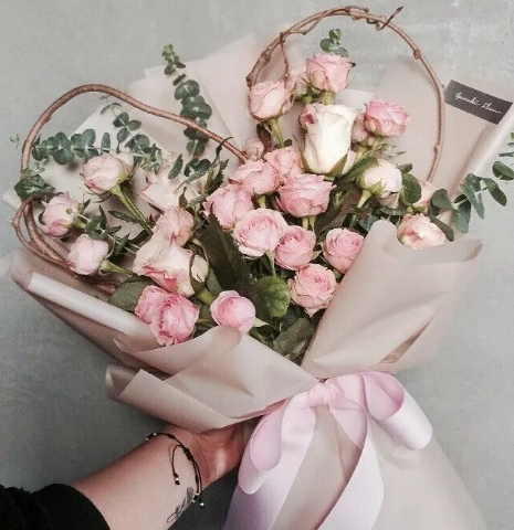粉色玫瑰心形花束