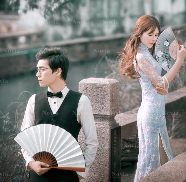 苏州江南水乡旁的婚纱照