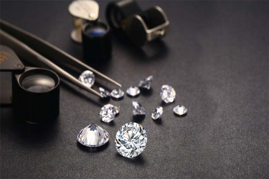 假钻石和真钻石有什么区别 鉴别钻石最简单的方法