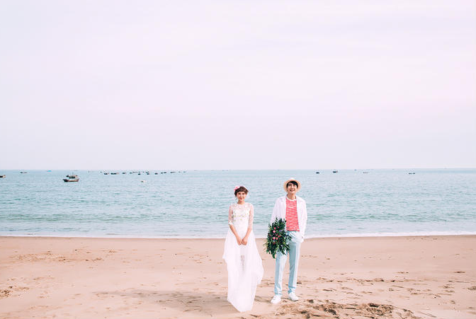 海边粉色系婚纱照