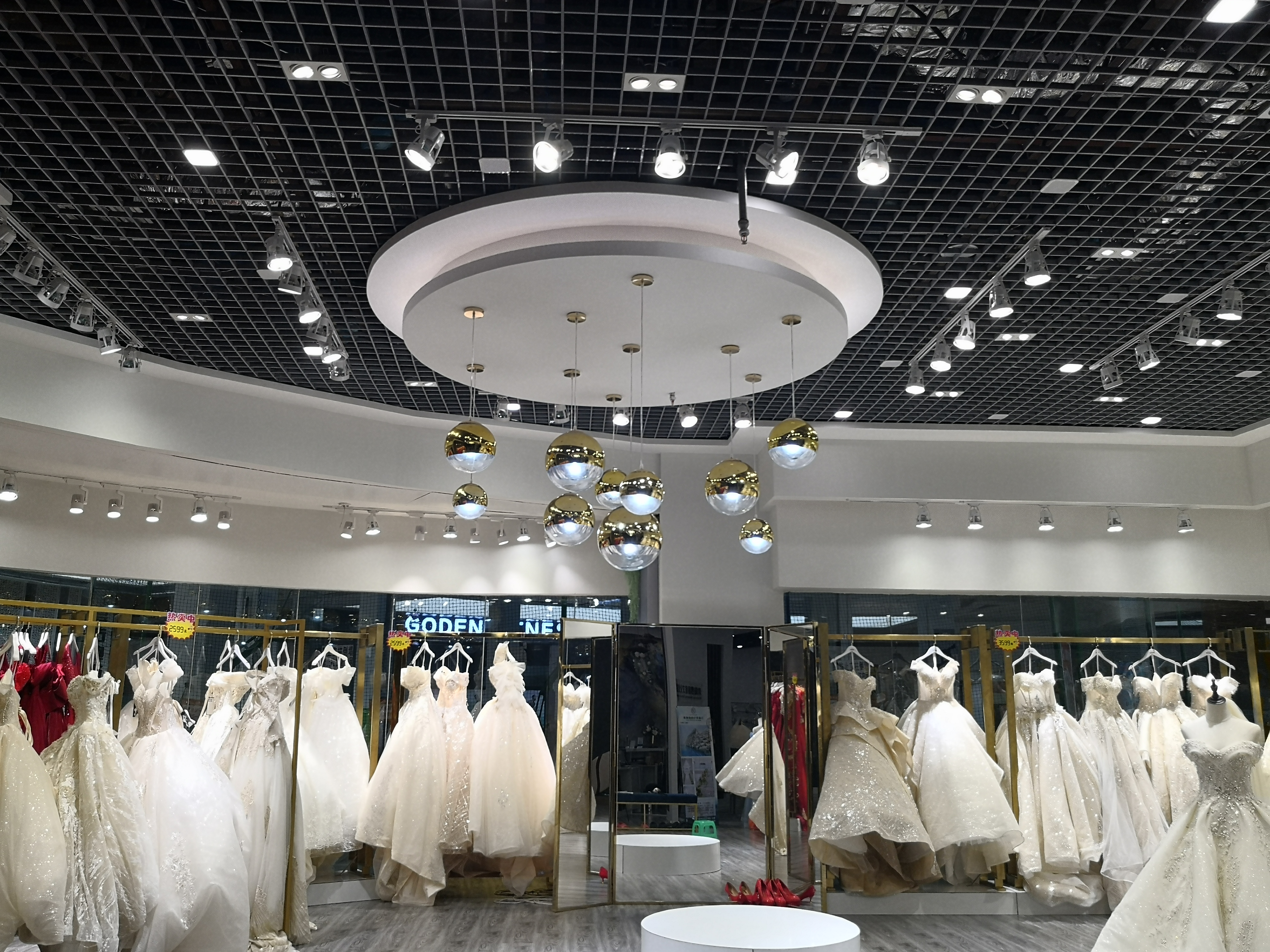 罗曼庭品牌婚纱礼服会馆