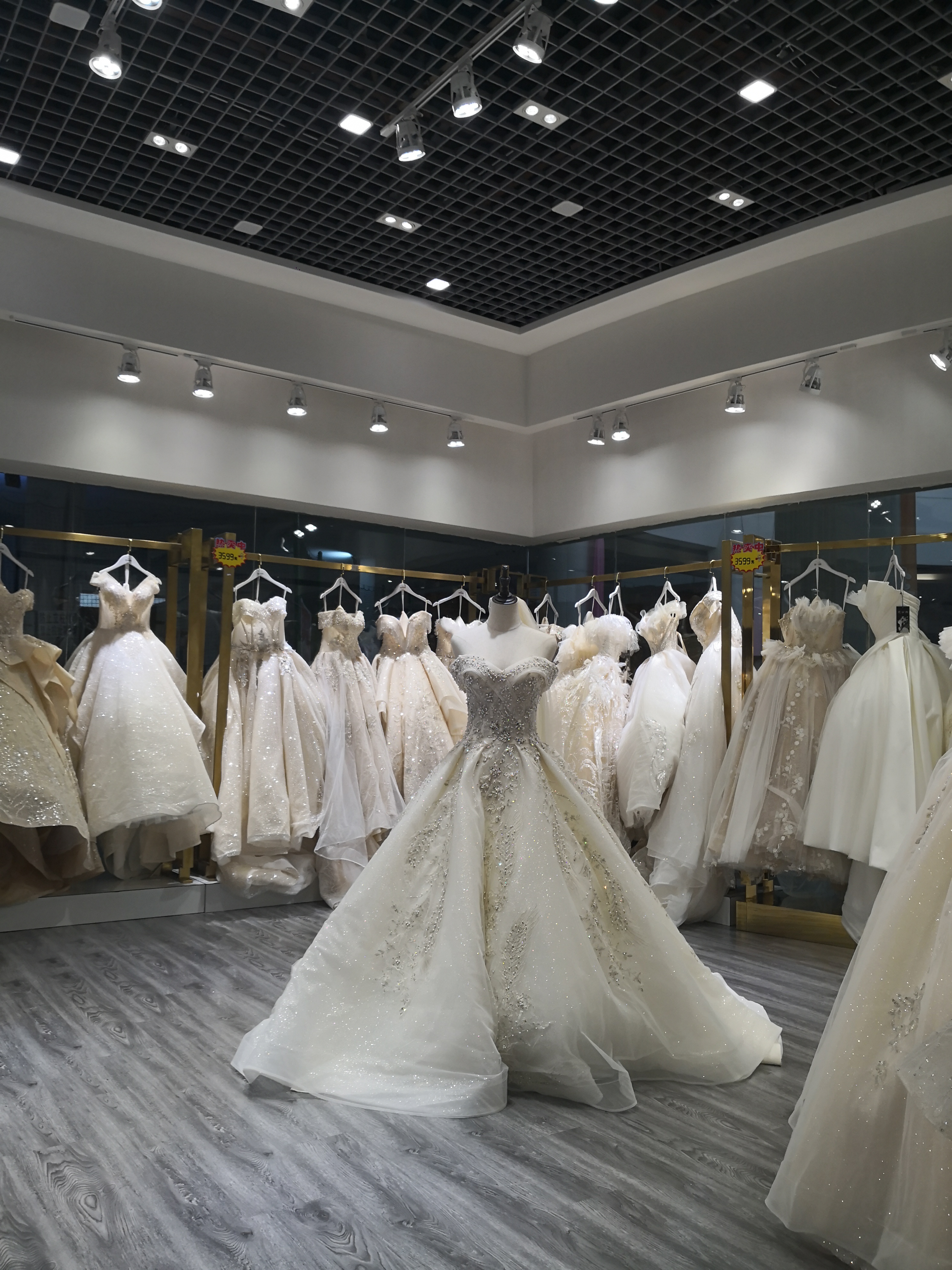 罗曼庭品牌婚纱礼服会馆