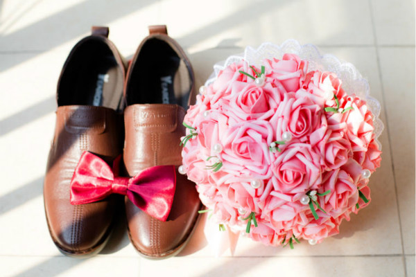 新郎鞋子和新娘捧花