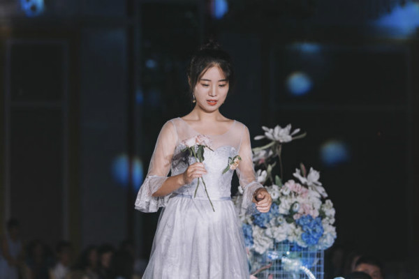 参加同学婚礼穿什么衣服