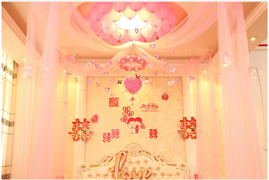 粉色纱幔婚房装饰