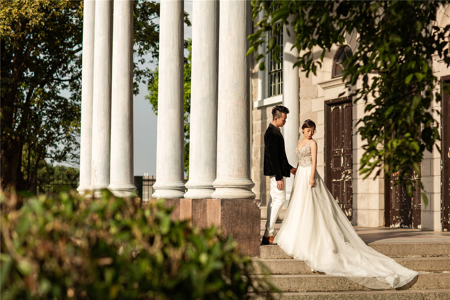 教堂复古风婚纱照汕头上镜婚纱摄影工作室外景