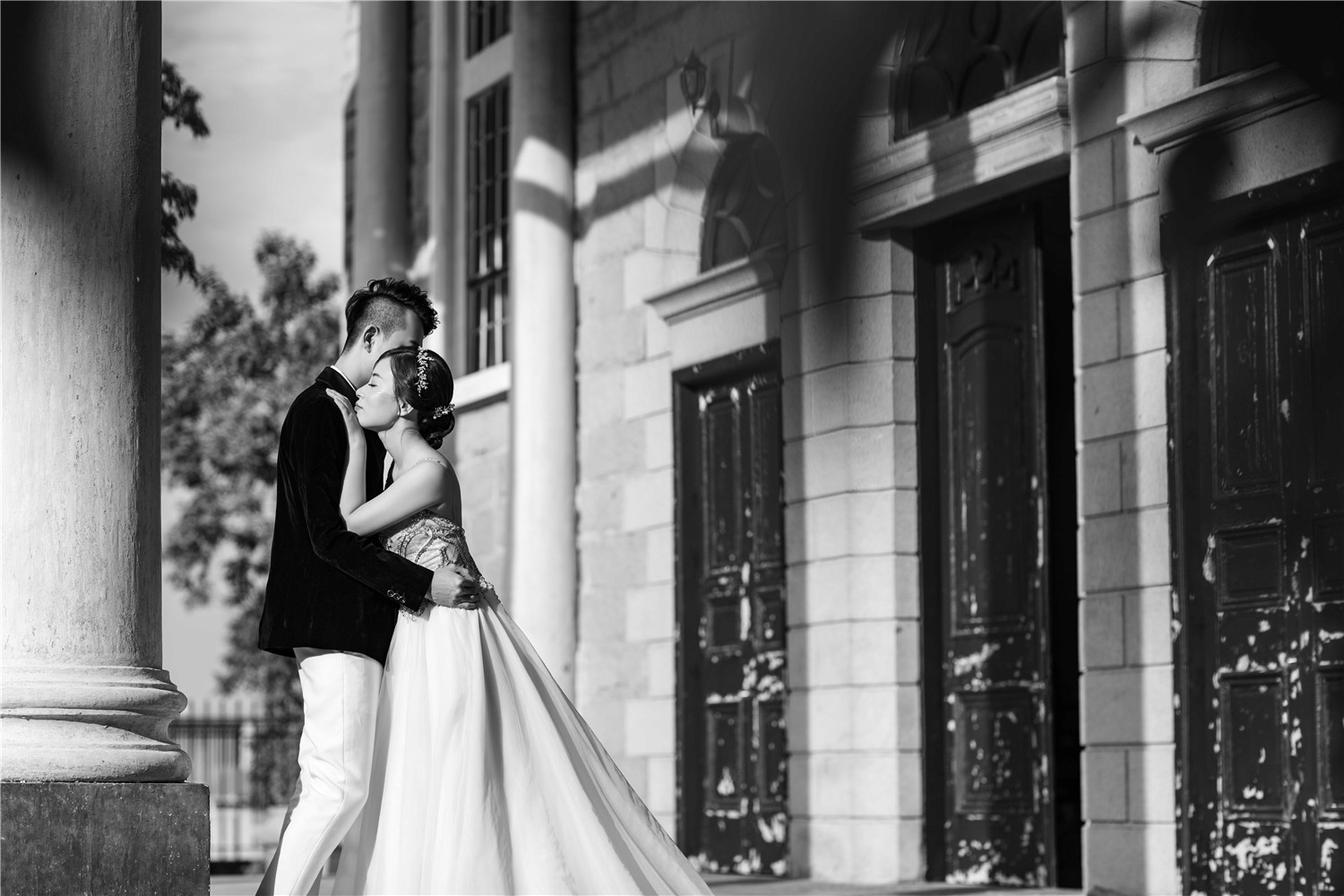 教堂复古风婚纱照汕头上镜婚纱摄影工作室外景