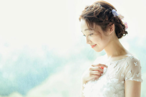 订婚女方穿什么 订婚女方礼服推荐