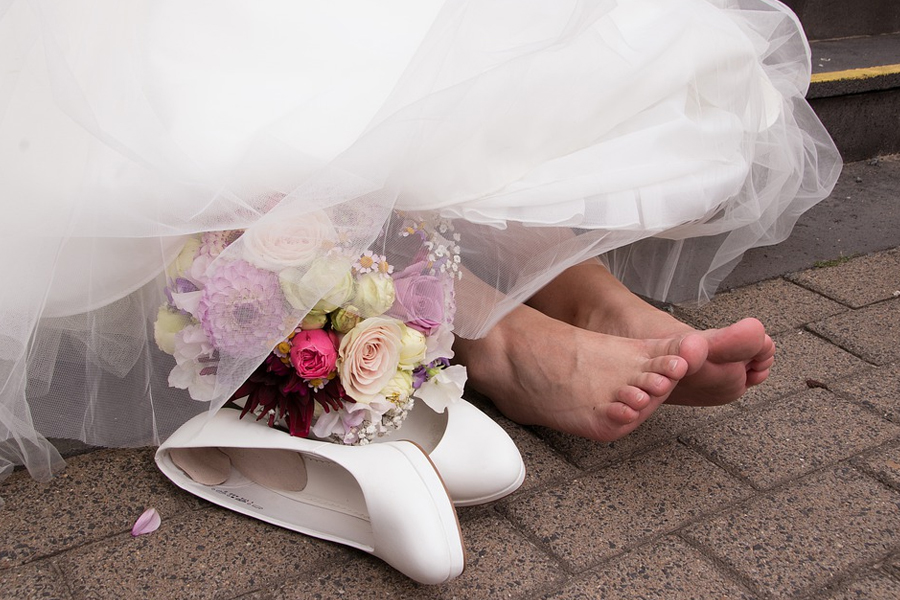 结婚的鞋子用过后可以扔了吗？