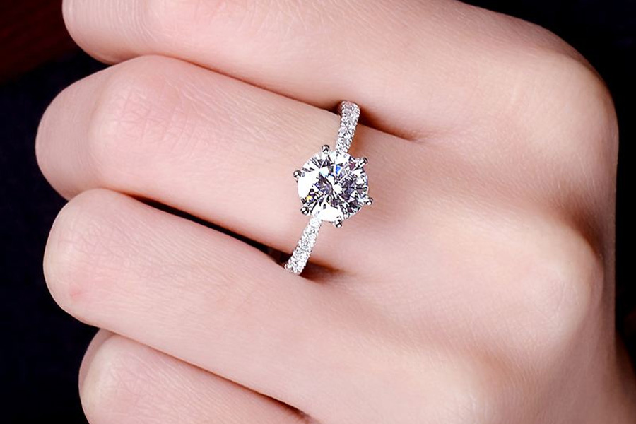 求婚应该带那个手指上 求婚戒指怎么戴