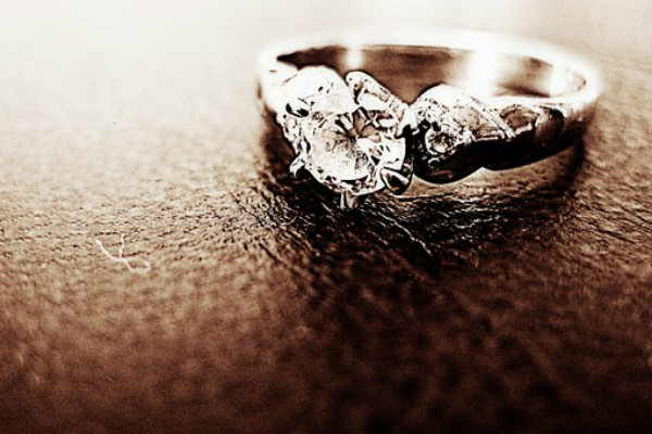 订婚一般买什么戒指