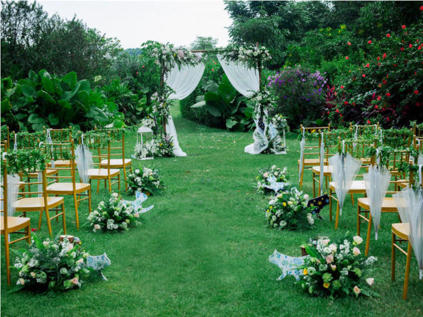 室外草坪婚礼布置现场图片3