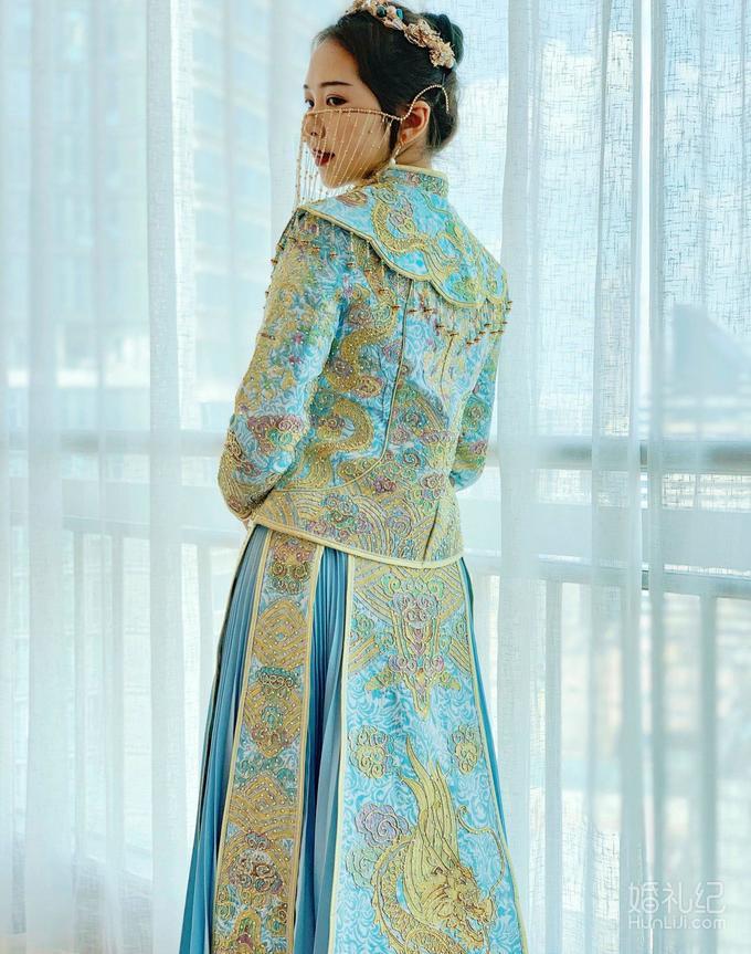 来喽[两眼放光]中式礼服怎么选呢[吐舌][吐舌]