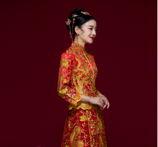 穿唐裝結(jié)婚禮服龍鳳褂走路方法