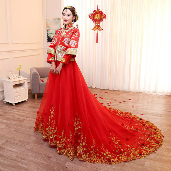 新娘婚纱红色_新娘穿红色婚纱图片(2)