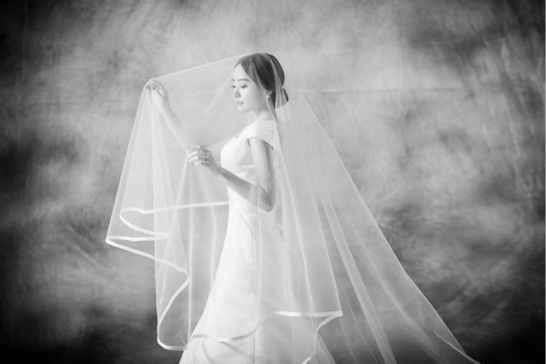 孤独一个女的婚纱照片图片