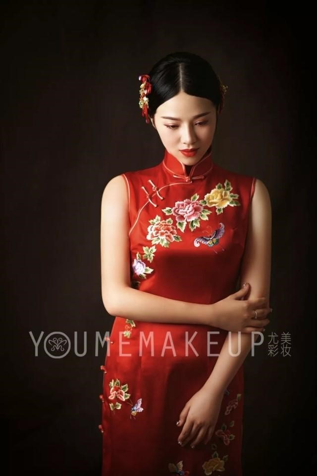 中式礼服简单大方旗袍发型2