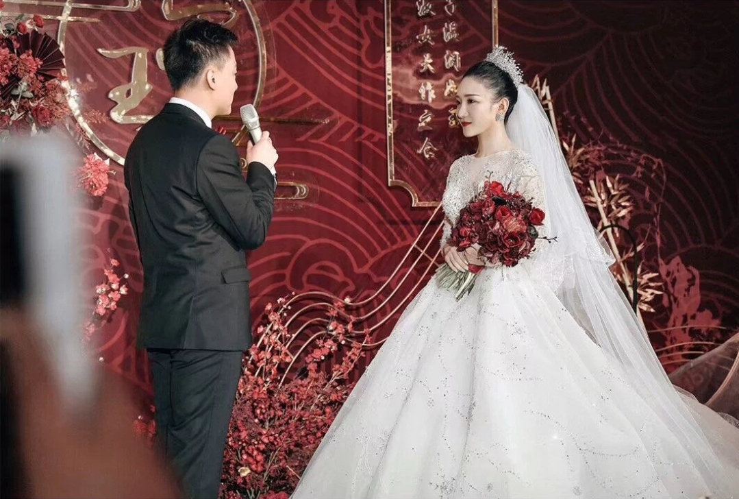 仪式大拖尾展现自己最美的样子