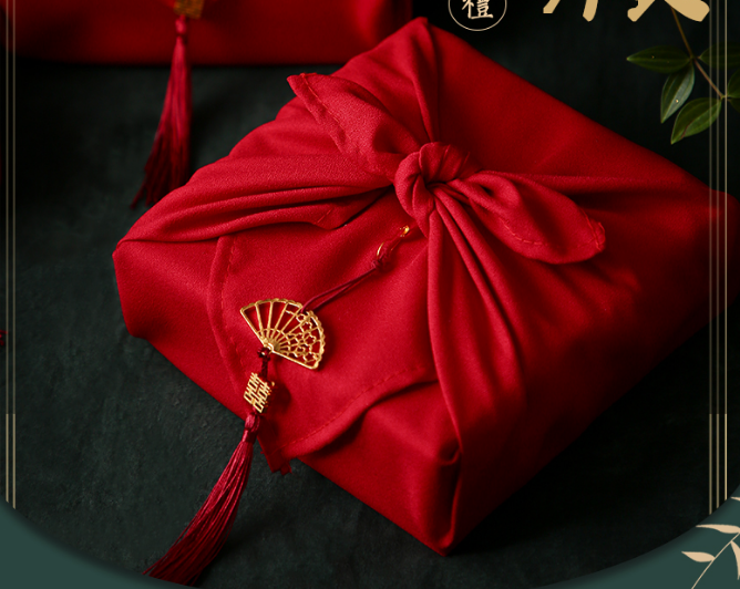 红色绒布包装礼物