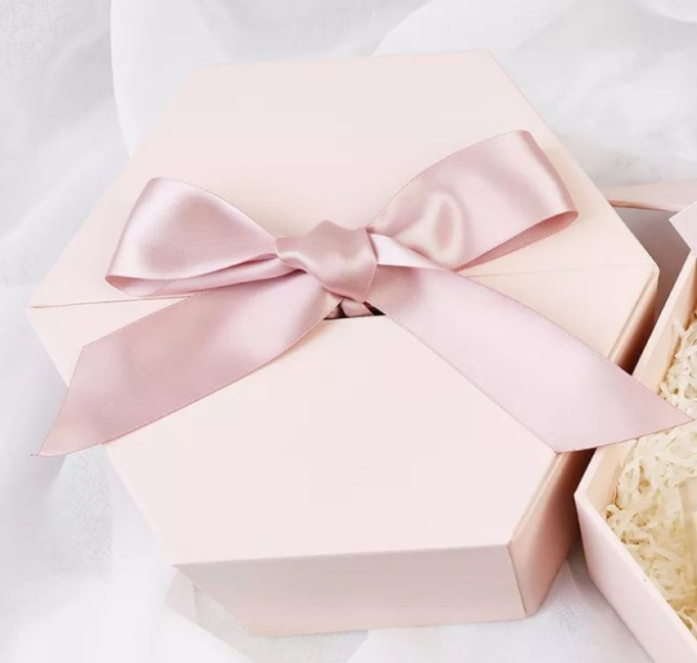 粉色丝带礼物盒