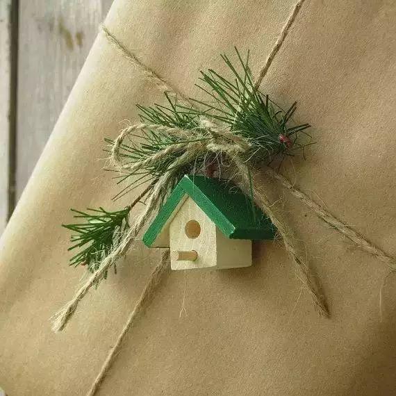 礼物的绳结处绑了一个木头小房子