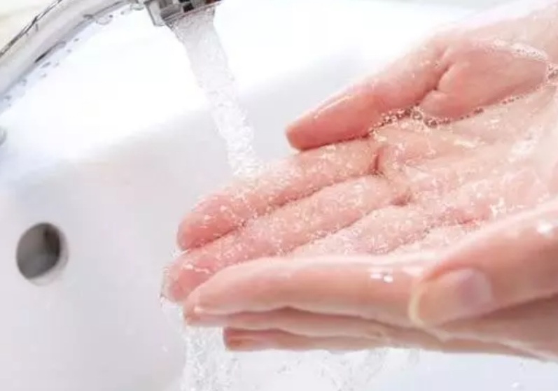 卸妆水可以清洁双手