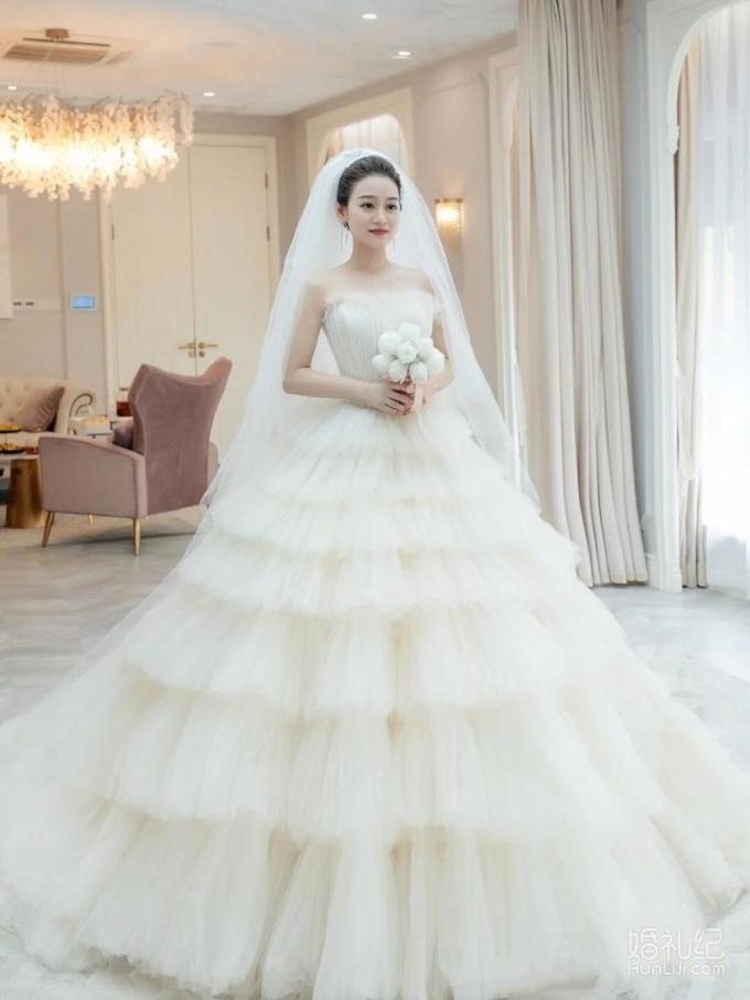 美妞们来帮我选婚纱呀，哪款更适合我