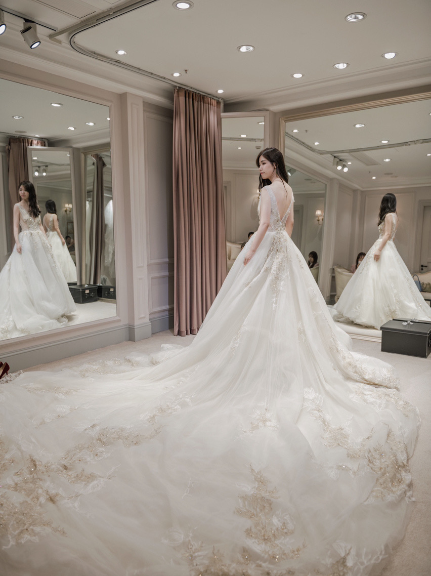 大牌婚纱店 | 1万元拿下4套礼服