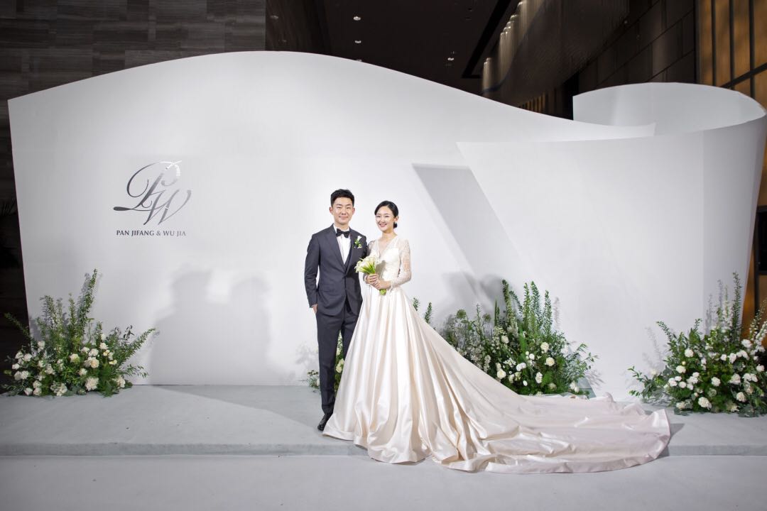 婚期推迟了3个月，怀孕的我差点穿不进订制婚纱……