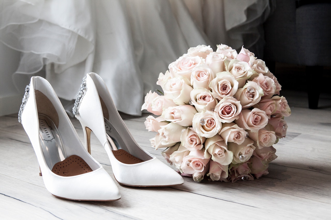 新娘藏鞋子左脚还是右脚