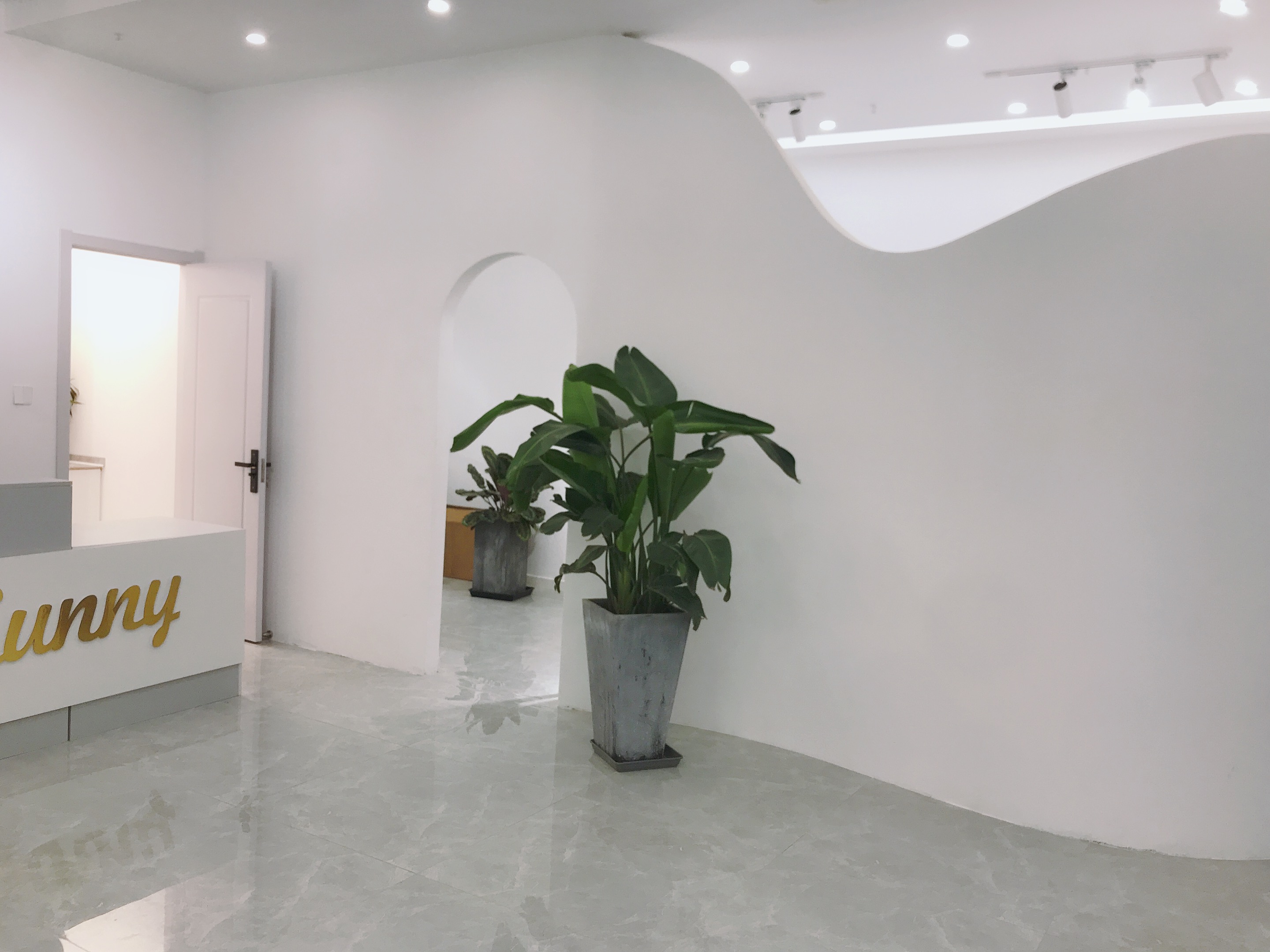 合玺婚纱礼服集成店