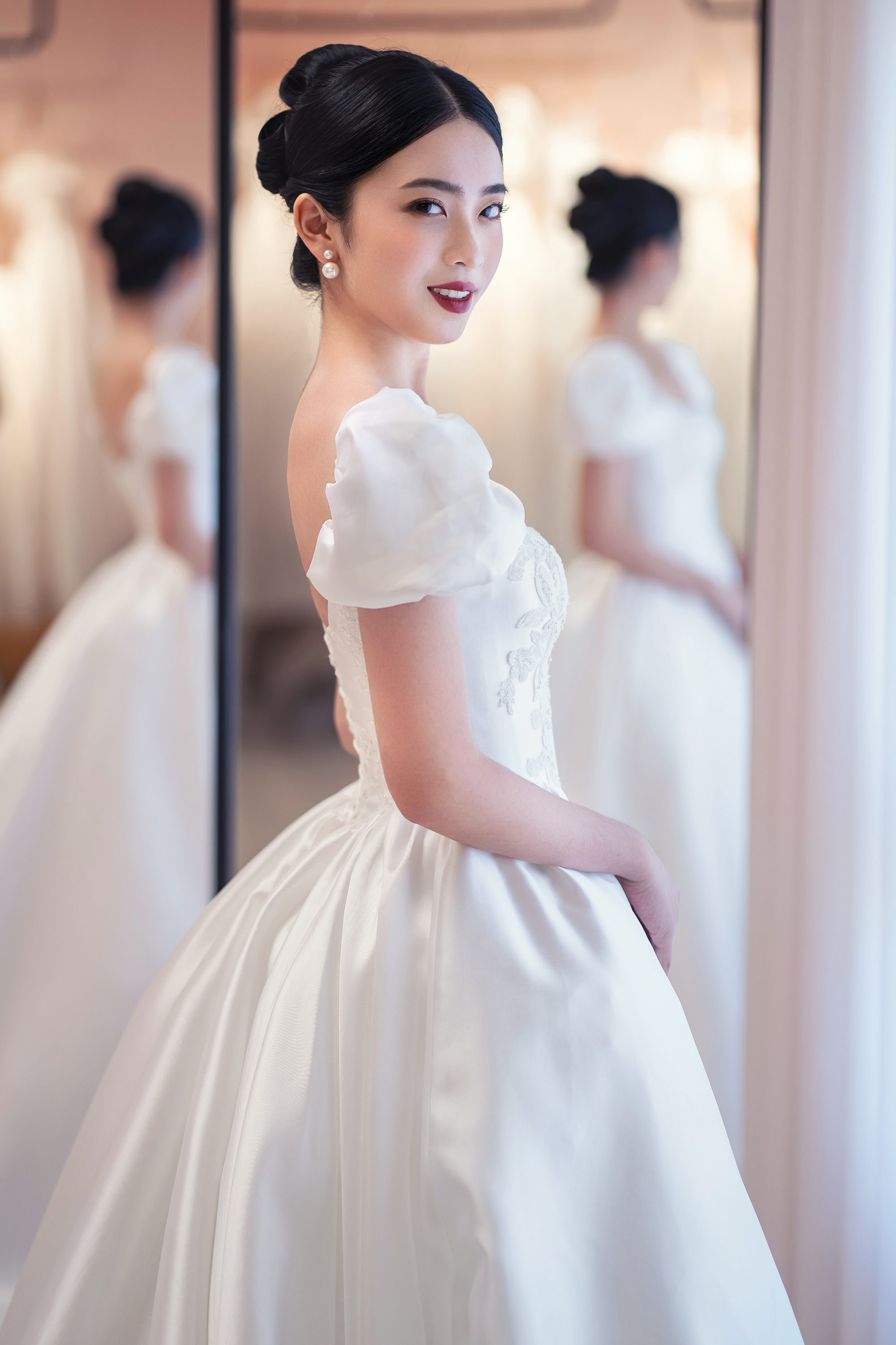 YUHUA精选复古泡泡袖缎面主纱