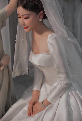 珍珠缎面婚纱