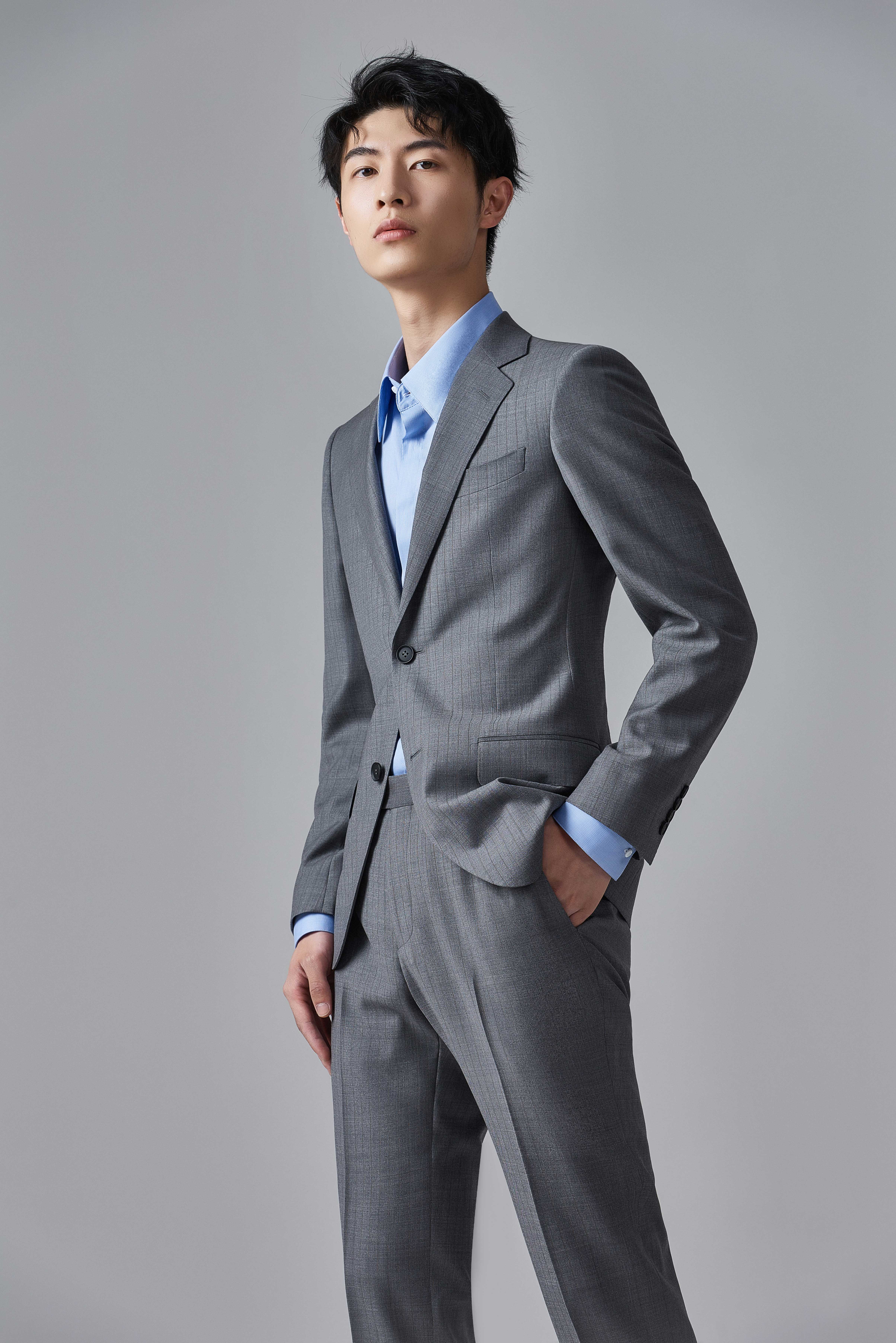 气质条纹阿玛尼灰平驳领定制西服