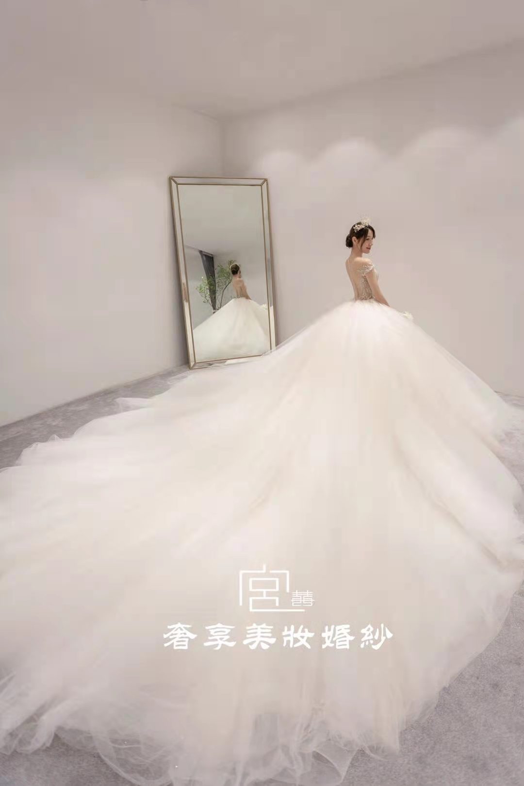 2021進(jìn)口蕾絲帶鉆超大拖尾婚紗