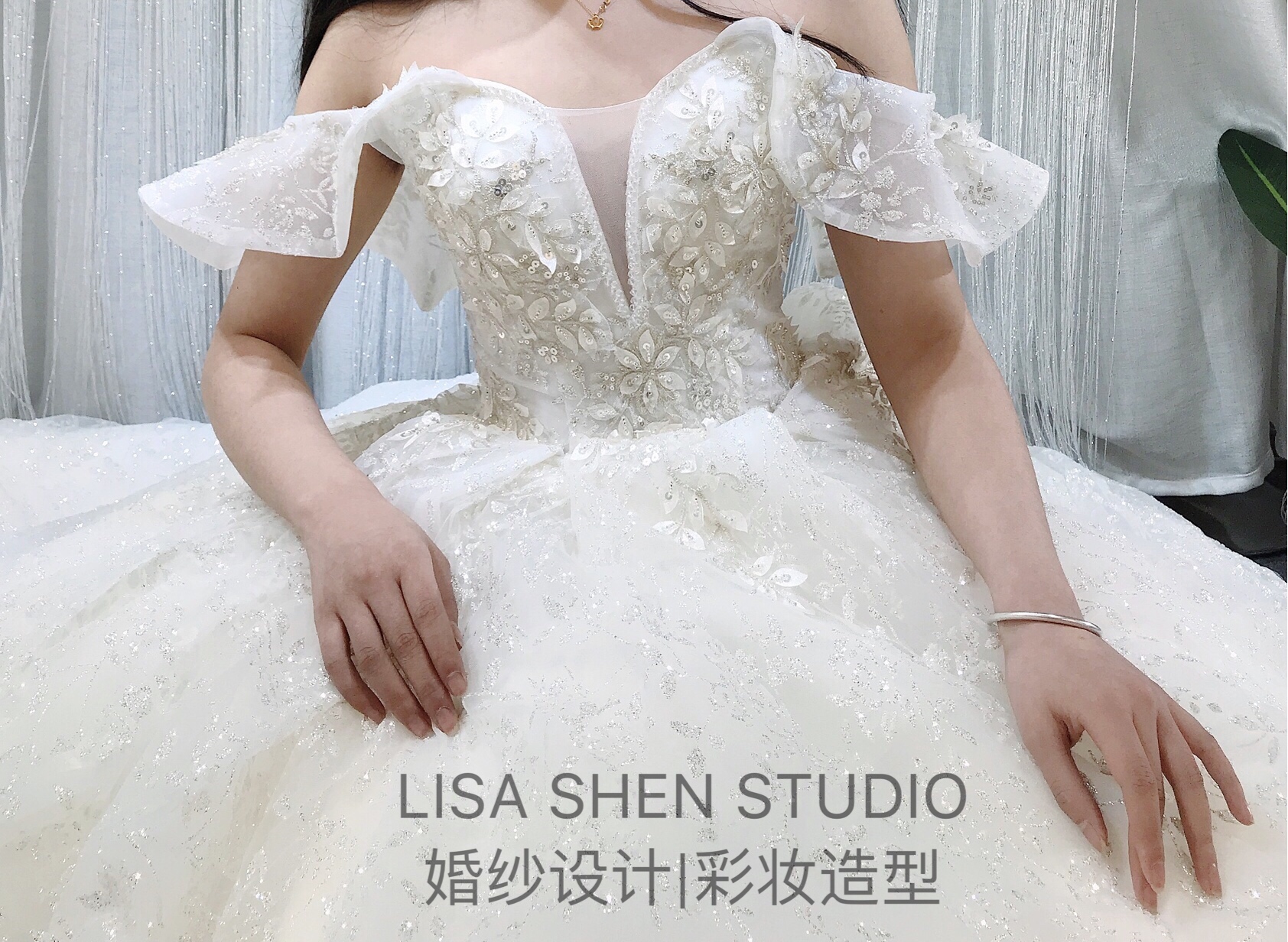 超仙荷叶边一字肩烫金蕾丝大长拖