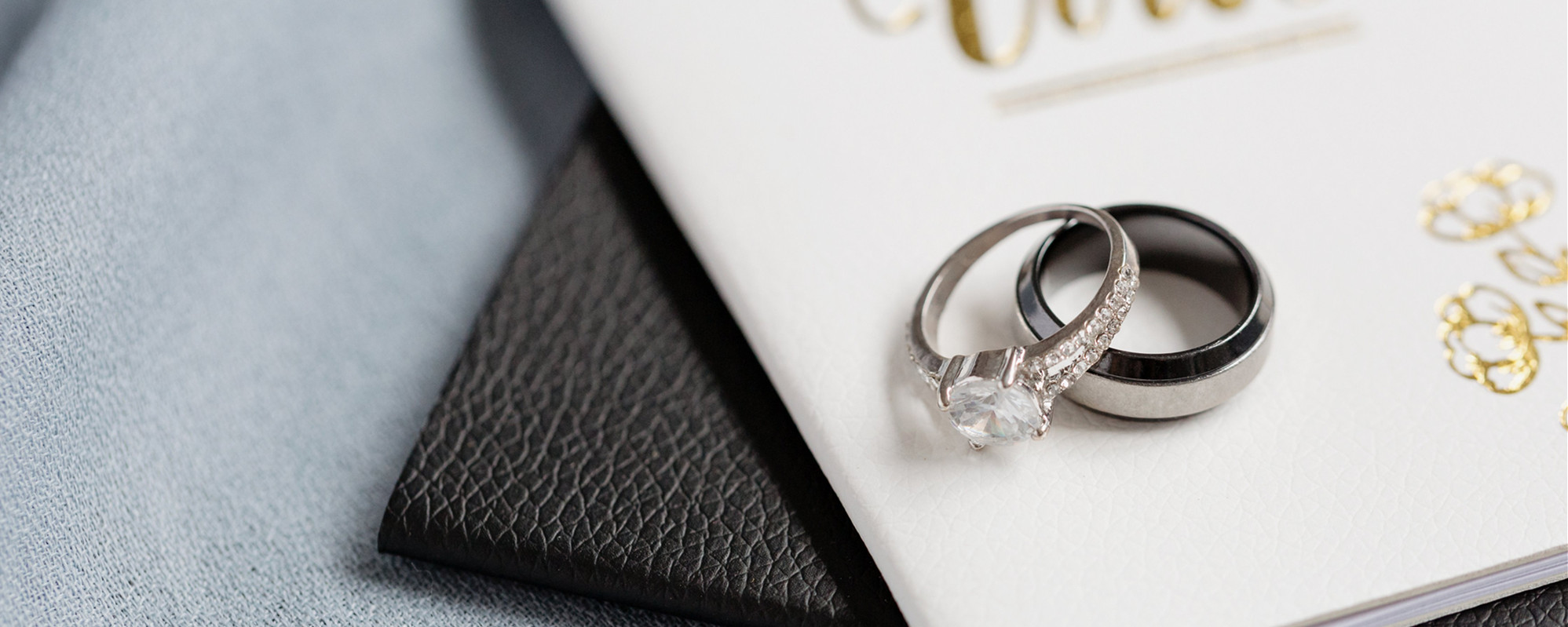 女生左手中指戴戒指什么意思