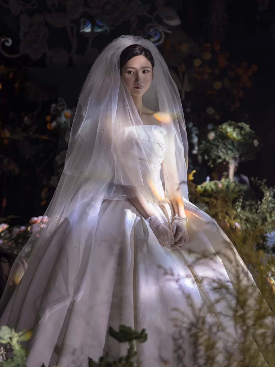 超简的缎面婚纱