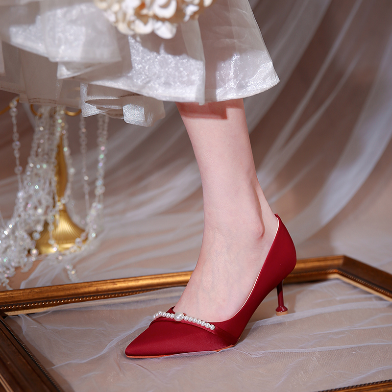 香槟色婚鞋女细跟婚纱新娘鞋平时可穿绸缎面结婚伴娘鞋子珍珠猫跟