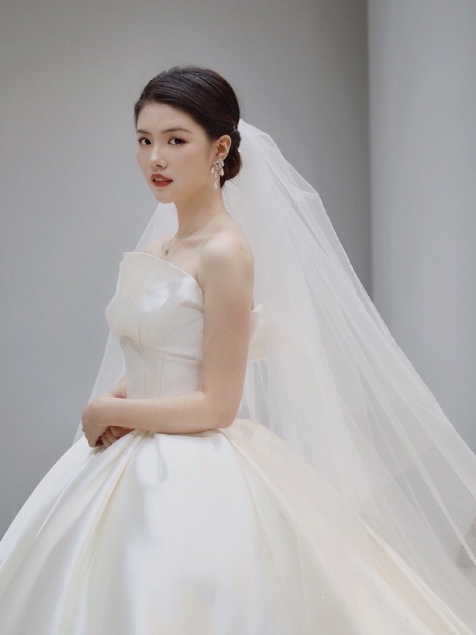👀5000租婚纱，姐妹告诉我不如去tb！