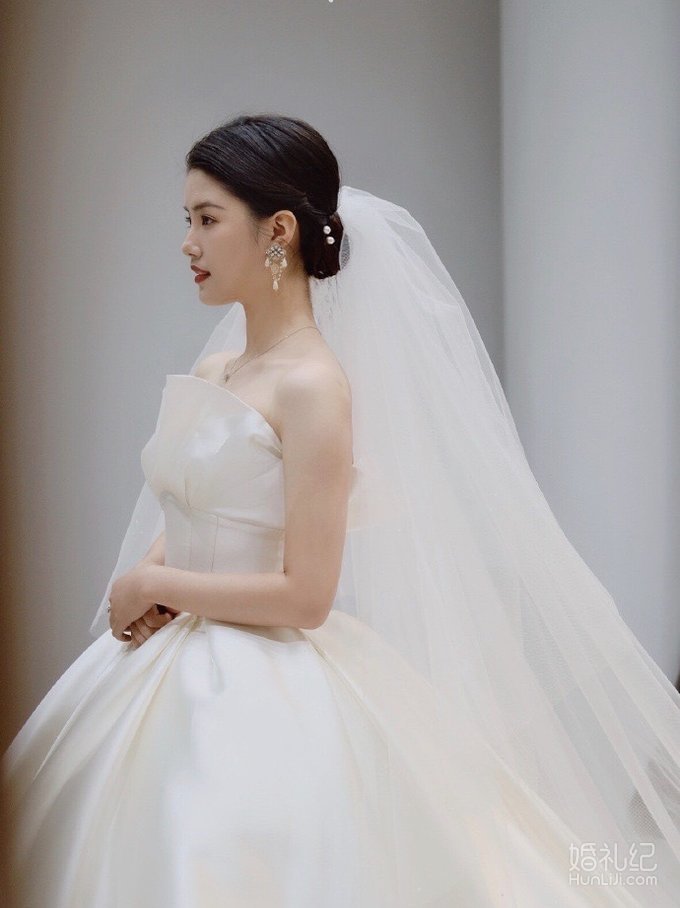 👀5000租婚纱，姐妹告诉我不如去tb！