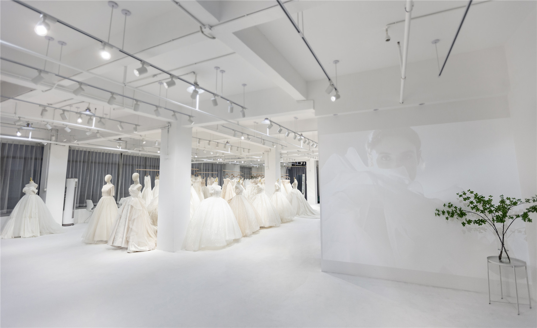 摩登秀彩妆婚纱礼服馆