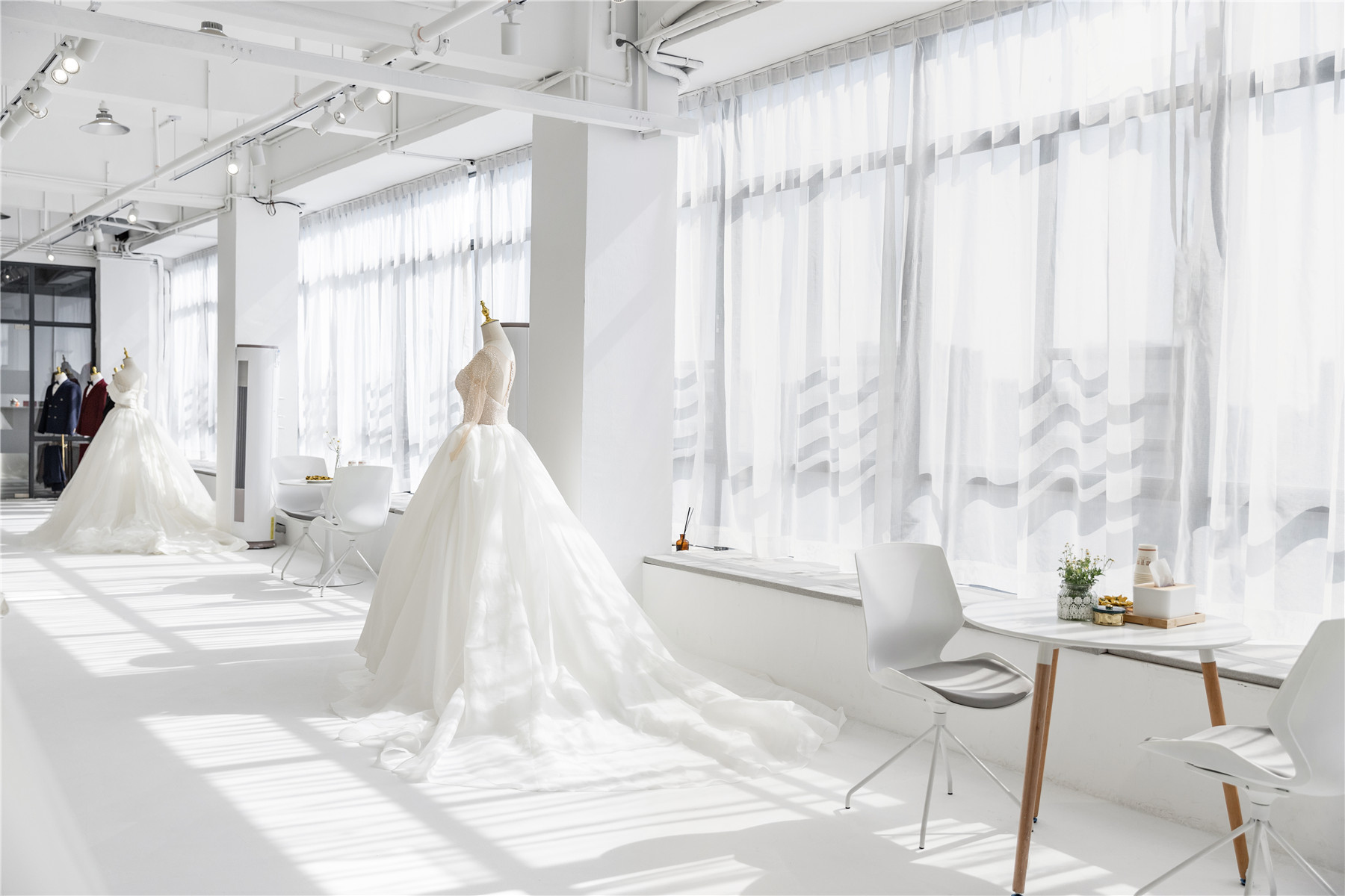 摩登秀彩妆婚纱礼服馆