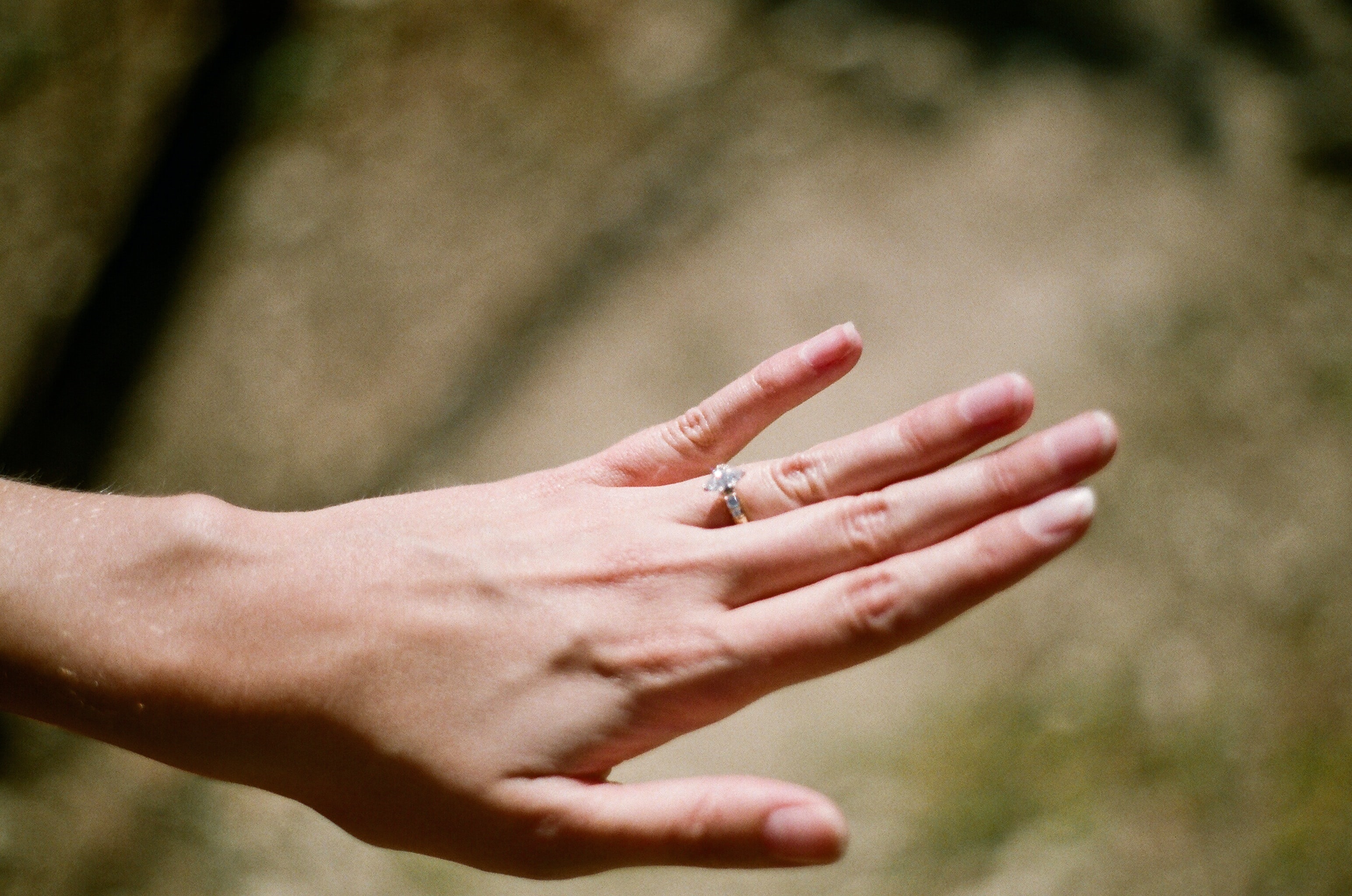 求婚时的戒指谁来戴(求婚的时候戒指戴哪只手)