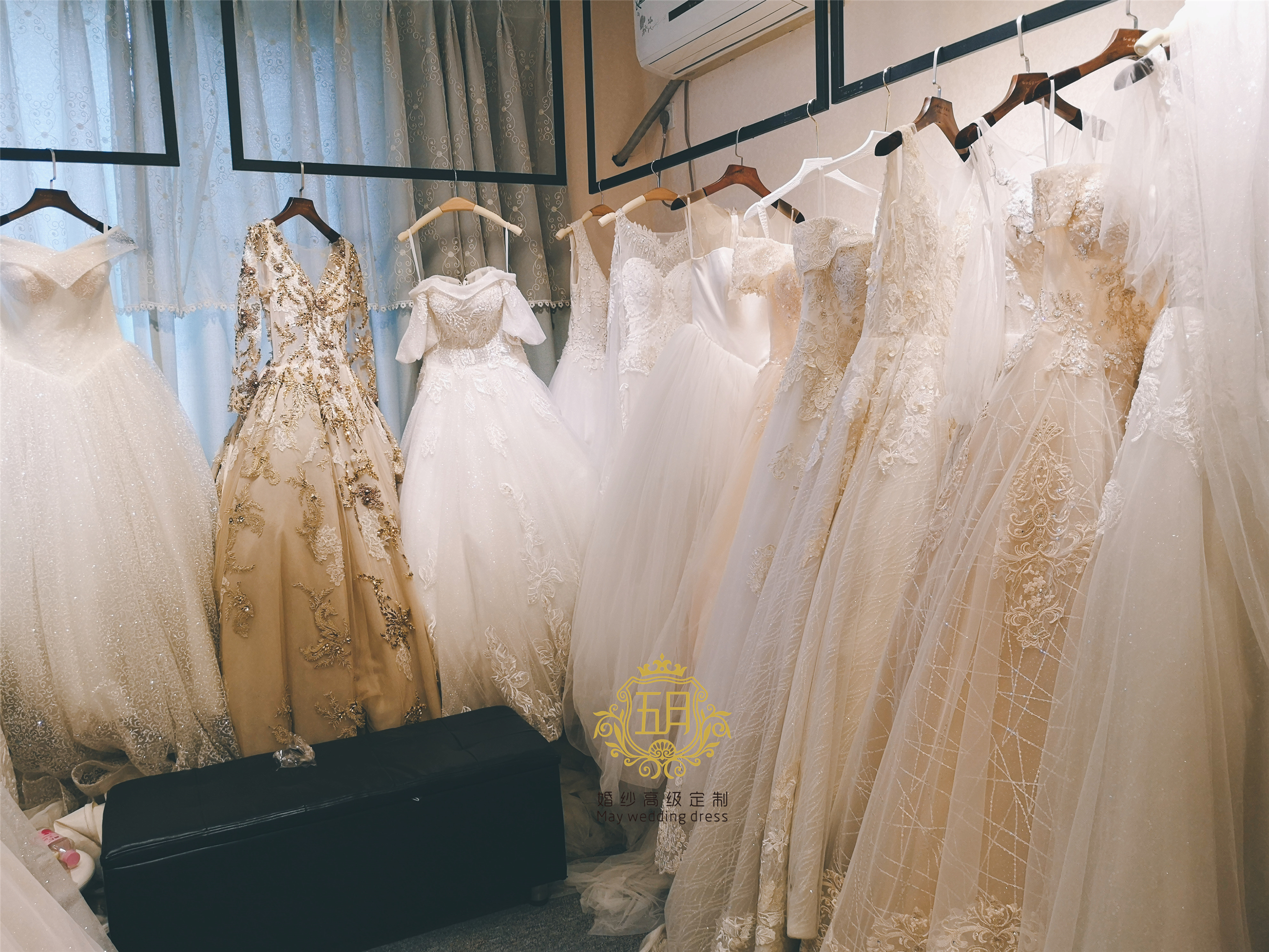 花好月圆婚纱礼服集合店